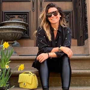 Giovanna Antonelli usa óculos escuros e acessórios estilosos em viagem