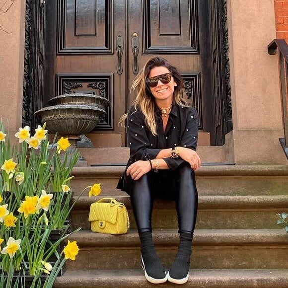 Giovanna Antonelli usa óculos escuros e acessórios estilosos em viagem