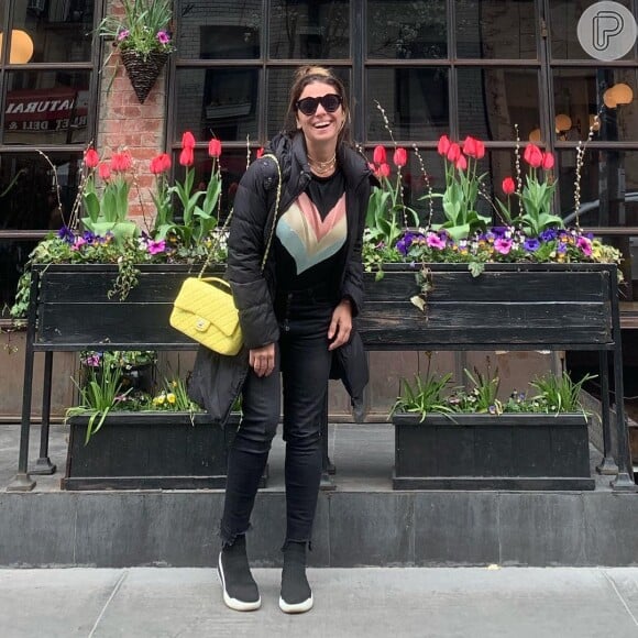 Giovanna Antonelli aposta em look total black e 'quebra' com bolsa da marca Chanel amarela