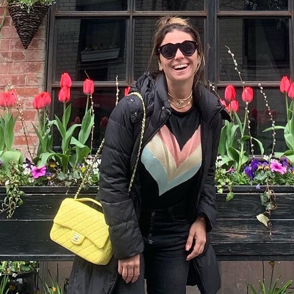 Giovanna Antonelli aposta em look total black e 'quebra' com bolsa da marca Chanel amarela