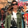 Giovanna Antonelli combina tendência do militarismo em jaqueta com pochete