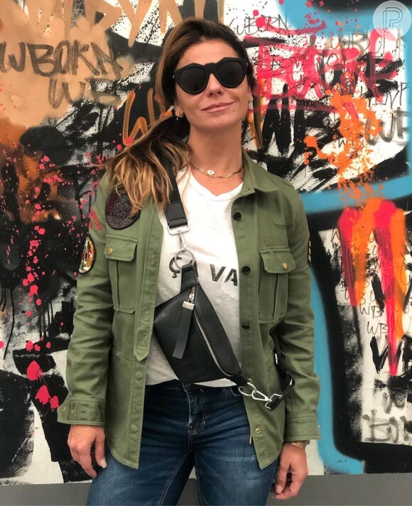 Giovanna Antonelli combina tendência do militarismo em jaqueta com pochete