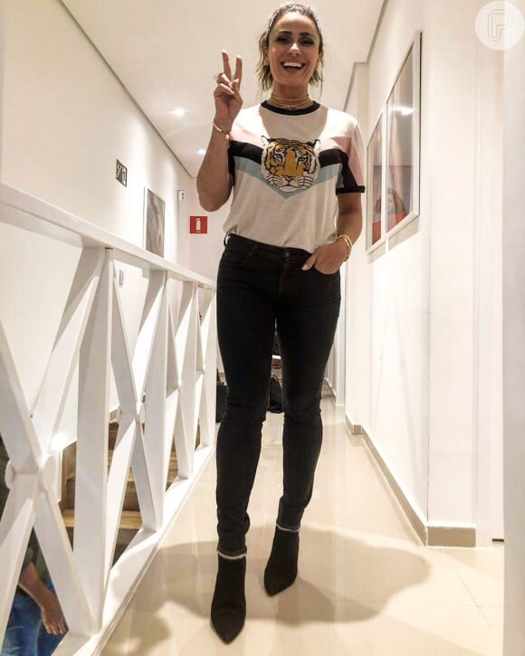 Giovanna Antonelli elege t-shirt com estampa animal print