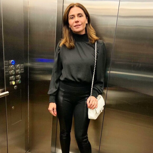 Giovanna Antonelli brilha com camisa de gola alta e mangas fluídas em look elegante de inverno. Atriz combina produção com bolsa Chanel
