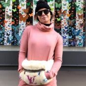 Jeans, acessórios e pouca make: o estilo inspirador de Gio Antonelli no inverno