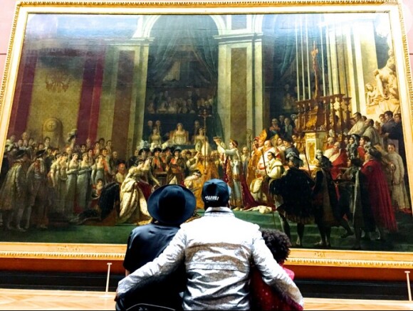 Beyoncé, Jay-Z e Blue Ivy apreciam obra de arte no Museu do Louvre, em Paris