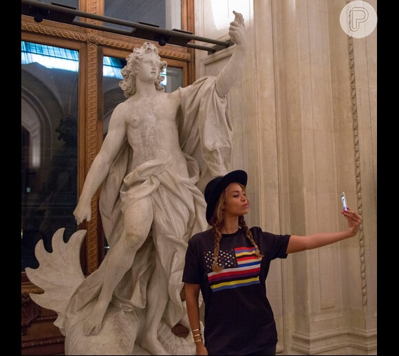 Beyoncé tira selfie no Museu do Louvre, em Paris