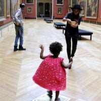 Blue Ivy dança no museu do Louvre, em Paris, e Beyoncé fotografa a filha