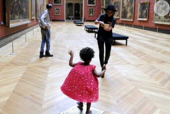 Beyoncé registra a filha, Blue Ivy, dançando no Museu do Louvre, em Paris, na França