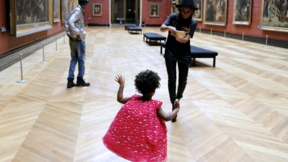 Blue Ivy dança no museu do Louvre, em Paris, e Beyoncé fotografa a filha