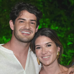 Rebeca Abravanel e Alexandre Pato se casaram de surpresa na mansão de Silvio Santos, pai da apresentadora