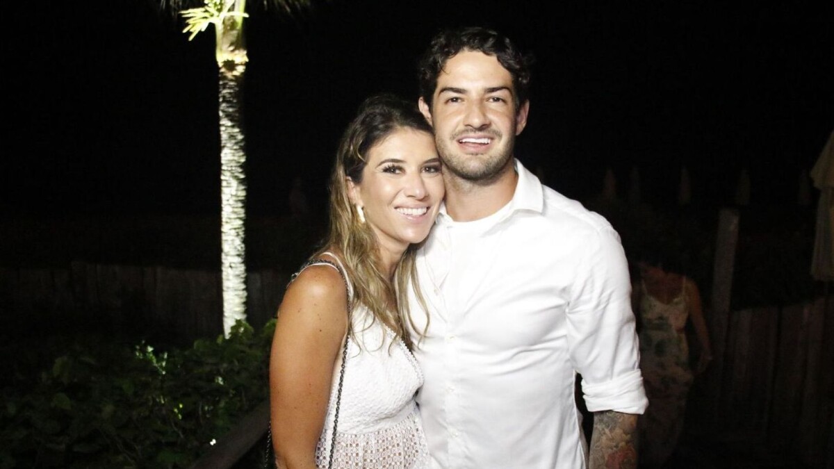 Foto: Rebeca Abravanel e o marido, Alexandre Pato, foram à igreja ...