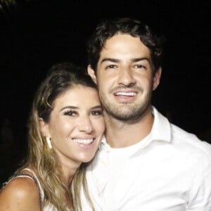 Rebeca Abravanel e o marido, Alexandre Pato, foram à igreja prestigiar o aniversário da irmã da apresentadora Daniela Beyruti