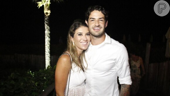 Rebeca Abravanel e o marido, Alexandre Pato, foram à igreja prestigiar o aniversário da irmã da apresentadora Daniela Beyruti