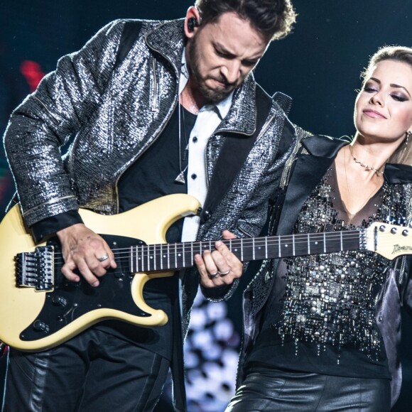 Sandy e Junior se divertiram enquanto se apresentam para o público