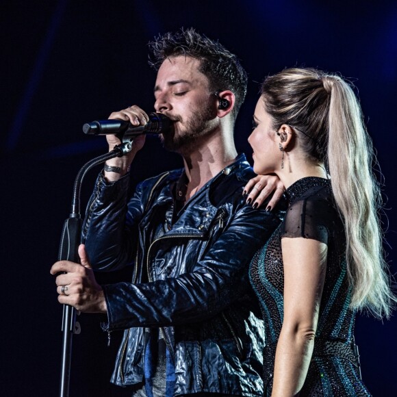 Junior Lima não conseguiu conter as lágrimas em estreia de turnê