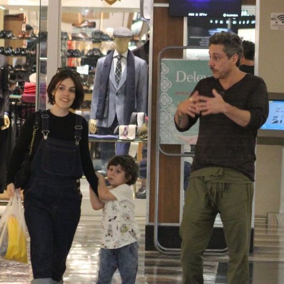 Alexandre Nero e Karen Brusttolin levaram o pequeno Noá, de 3 anos, para passeio em shopping do Rio