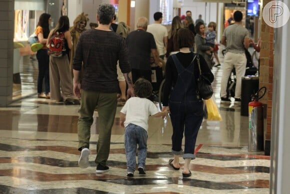 Filho mais velho de Alexandre Nero e Karen Brusttolin, Noá encantou em passeio por shopping do Rio