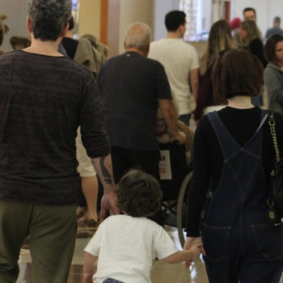 Filho mais velho de Alexandre Nero e Karen Brusttolin, Noá encantou em passeio por shopping do Rio