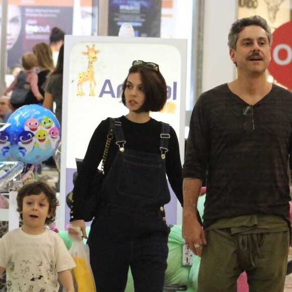 Alexandre Nero e Karen Brusttolin passearam com o pequeno Noá, de 3 anos, em shopping do Rio, neste domingo, 14 de julho de 2019