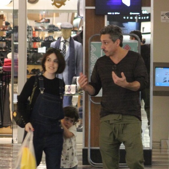 Alexandre Nero e Karen Brusttolin fizeram programa em família com o pequeno Noá, de 3 anos, em shopping do Rio