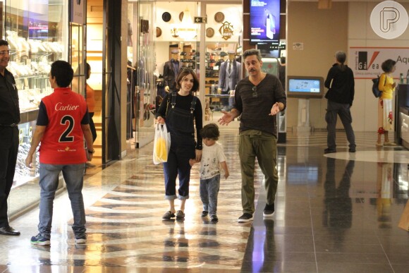 Alexandre Nero e Karen Brusttolin passearam com o pequeno Noá, de 3 anos, no Shopping da Gávea, no Rio