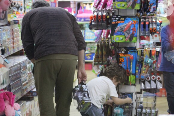 Filho mais velho de Alexandre Nero e Karen Brusttolin, Noá, de 3 anos, se encantou com brinquedo em loja durante passeio por shopping