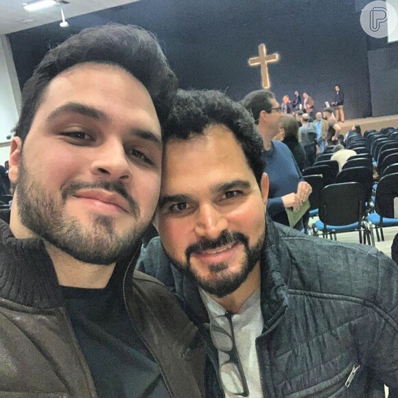 Luciano Camargo postou foto com o filho Nathan em culto