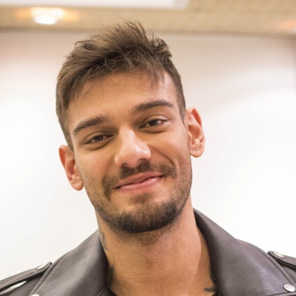 Lucas Lucco tranquilizou os fãs após se submeter a cirurgia no peitoral: 'Tudo bem!'