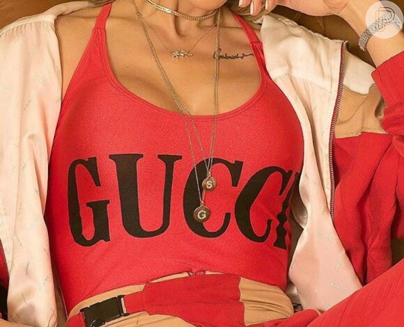 Andressa Suita usa blusa com logotipo da Gucci para viajar de avião nesta quinta-feira, dia 18 de julho de 2019