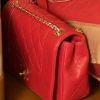 Andressa Suita usa bolsa da Chanel vermelha para viajar de avião nesta quinta-feira, dia 18 de julho de 2019