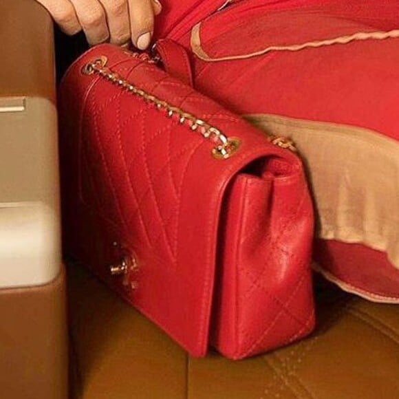 Andressa Suita usa bolsa da Chanel vermelha para viajar de avião nesta quinta-feira, dia 18 de julho de 2019