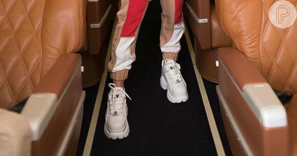 Andressa Suita usa chunky sneaker para viajar de avião nesta quinta-feira, dia 18 de julho de 2019