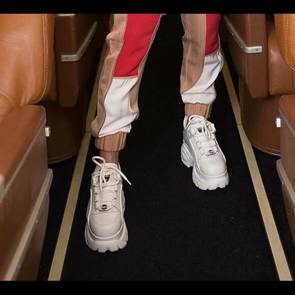 Andressa Suita usa chunky sneaker para viajar de avião nesta quinta-feira, dia 18 de julho de 2019