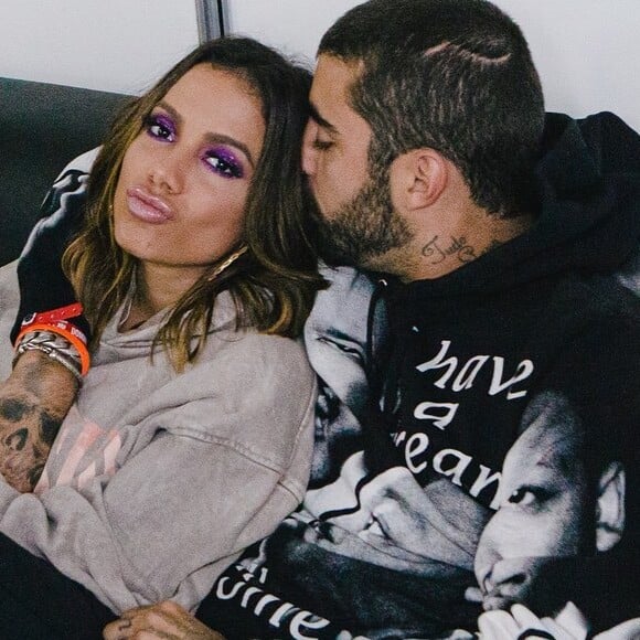 Anitta ganha chamego de Pedro Scooby e promoter faz vídeo de beijo: 'Uma vela'