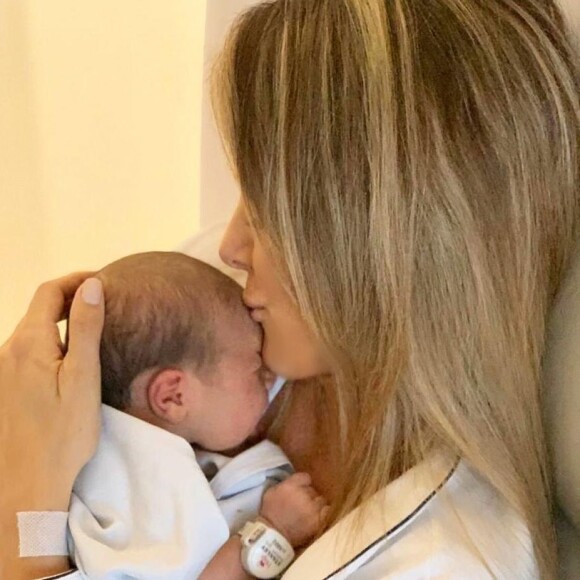 Ticiane Pinheiro deu à luz Manuella, irmã de Rafaella Justus e fruto da relação com o jornalista César Tralli