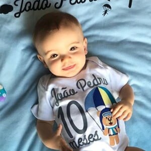 Milena Toscano deixou o filho em um tapete para comemorar seus 10 meses: 'Seu sorriso não sai mais do meu rosto!'