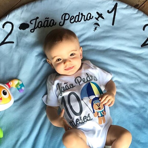 Milena Toscano deixou o filho em um tapete para comemorar seus 10 meses: 'Seu sorriso não sai mais do meu rosto!'