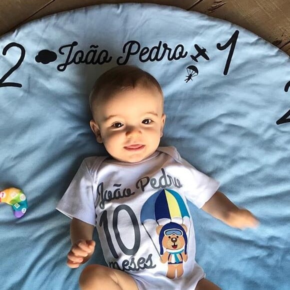 Filho de Milena Toscano, João Pedro estourou o fofurômetro ao completar 10 meses