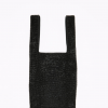 Bolsa semelhante a usada por Bruna Marquezine na cor preta aparece à venda no valor de $ 1,695, aproximadamente R$ 6,36 mil