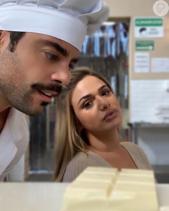 Britney (Glamour Garcia) e Abel (Pedro Carvalho) estão se envolvendo, mas o cozinheiro não sabe que ela é transsexual