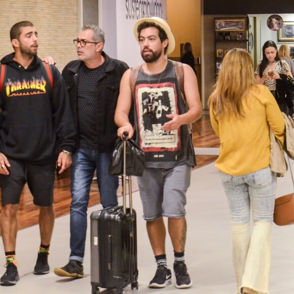 Pedro Scooby foi clicada na companhia de amigos em shopping