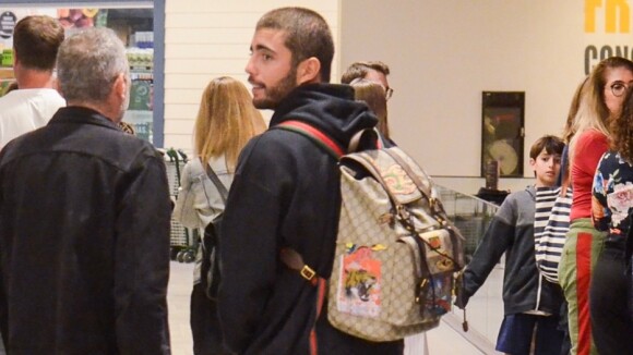 Pedro Scooby esbanja estilo com mochila de patch grifada em shopping. Fotos!