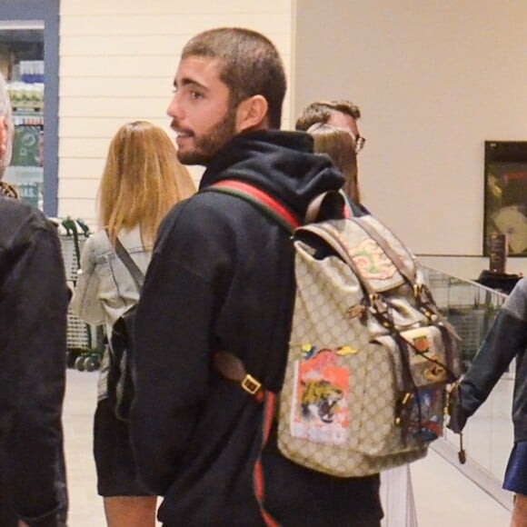 Pedro Scooby esbanja estilo com mochila de patch grifada em passeio em shopping
