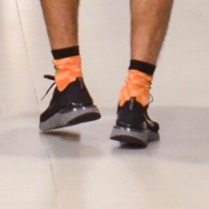 Pedro Scooby roubou a cena com tênis preto e meia colorida em passeio