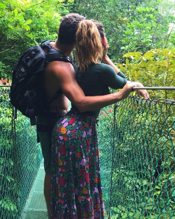 Mariana Goldfarb e Cauã Reymond estão curtindo férias na Costa Rica