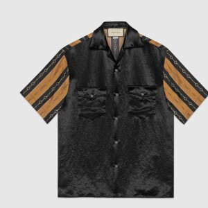 Wesley Safadão usou blusa retrô recriada e reinventada numa combinação contemporânea de cores e tecidos para a coleção Primavera Verão 2019 da Gucci