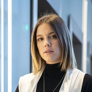 Dalila (Alice Wegmann) é presa por falsificação ideológica na novela 'Órfãos da Terra'