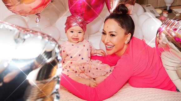 Filha de Sabrina Sato, Zoe ganha bolo e balões ao comemorar 8 meses: 'Viva!'