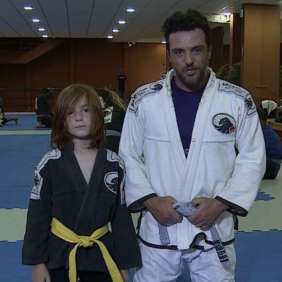 Rodrigo Lombardi mostrou decepção com paisagem em almoço na Torre Eiffel ao lado da mulher e do filho